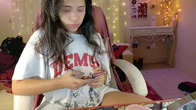 Snapshot of AllisonCatUwU chatting on 7, 4, 2026 AllisonCatUwU online show from 7, 4, 2026
