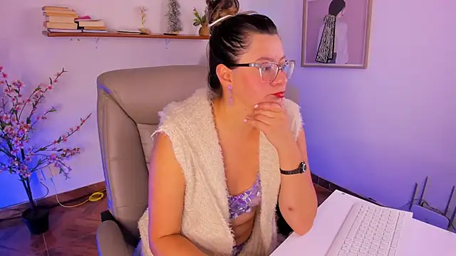 Chanelll Taylorr  online show from 13, 7, 2026