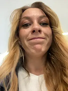 Snapshot of Sweet___Emily chatting on 6, 10, 2025 Sweet   Emily online show from 6, 10, 2025