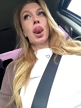 Snapshot of Sweet___Emily chatting on 10, 10, 2025 Sweet   Emily online show from 10, 10, 2025