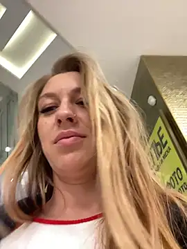 Snapshot of Sweet___Emily chatting on 14, 10, 2025 Sweet   Emily online show from 14, 10, 2025