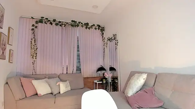 Snapshot of Bella_ev chatting on 27, 12, 2024 Bella ev online show from 27, 12, 2024