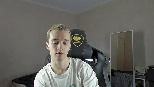 Snapshot of MasonWarholl chatting on 12, 12, 2024 MasonWarholl online show from 12, 12, 2024