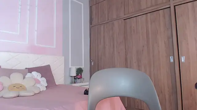 Snapshot of OraLarson chatting on 14, 9, 2025 OraLarson online show from 14, 9, 2025