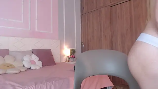 Snapshot of OraLarson chatting on 19, 9, 2025 OraLarson online show from 19, 9, 2025