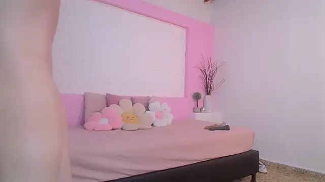 Snapshot of OraLarson chatting on 30, 10, 2025 OraLarson online show from 30, 10, 2025