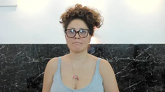 Juliabadlee online show from 23, 2, 2025