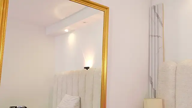 Juliabadlee online show from 3, 11, 2025