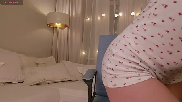 EmiliaDreams online show from 2, 2, 2026