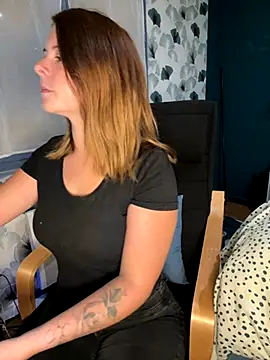 Snapshot of Nina_blain chatting on 11, 9, 2025 Nina blain online show from 11, 9, 2025