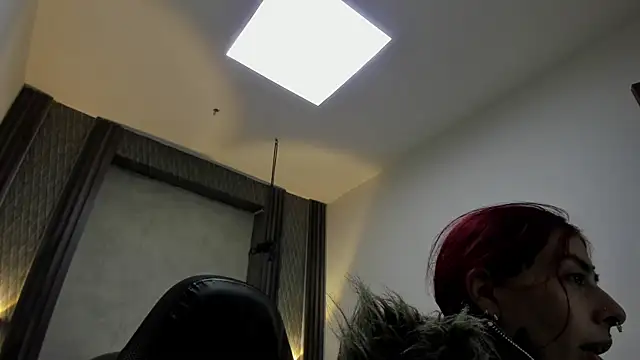 selene red  online show from 17, 9, 2025