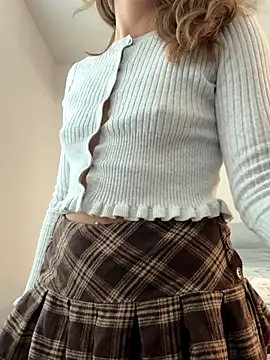 Snapshot of 18petitewhitegirl chatting on 17, 10, 2025 18petitewhitegirl online show from 17, 10, 2025