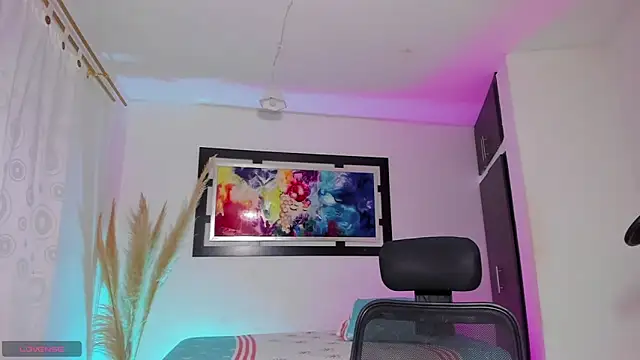 Scarlett 811 online show from 5, 3, 2025