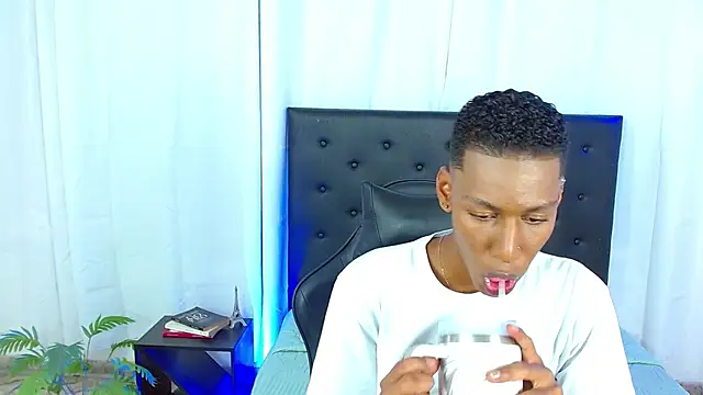 Snapshot of maiki18_ chatting on 4, 3, 2026 maiki18 online show from 4, 3, 2026