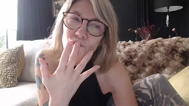 Snapshot of godinflower chatting on 28, 10, 2025 godinflower online show from 28, 10, 2025