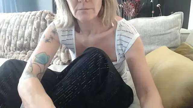 Snapshot of godinflower chatting on 7, 11, 2025 godinflower online show from 7, 11, 2025