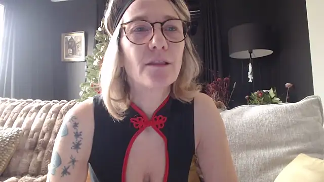 Snapshot of godinflower chatting on 28, 11, 2025 godinflower online show from 28, 11, 2025