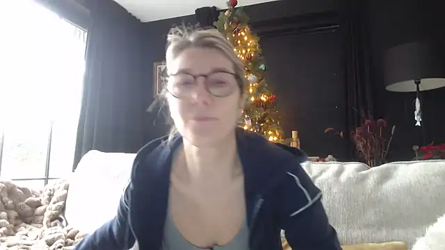 Snapshot of godinflower chatting on 4, 12, 2025 godinflower online show from 4, 12, 2025