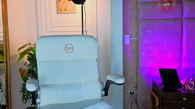 AlessiaLondon online show from 20, 7, 2026