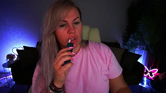 KiraCandyS online show from 26, 6, 2026
