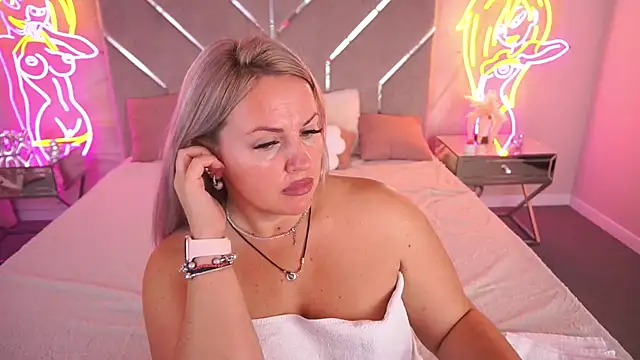 KiraCandyS online show from 12, 7, 2026