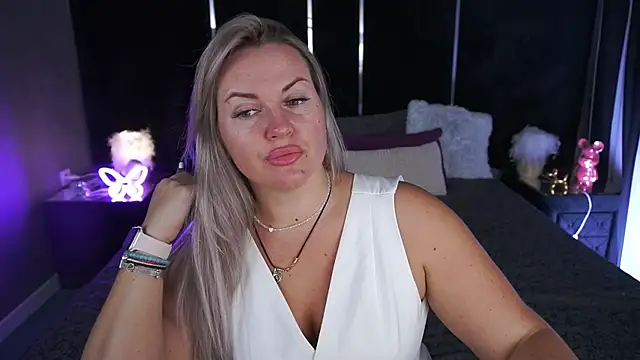 KiraCandyS online show from 28, 7, 2026