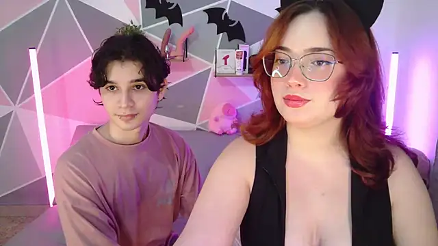 Snapshot of AndrewAnndCherry chatting on 21, 10, 2025 AndrewAnndCherry online show from 21, 10, 2025