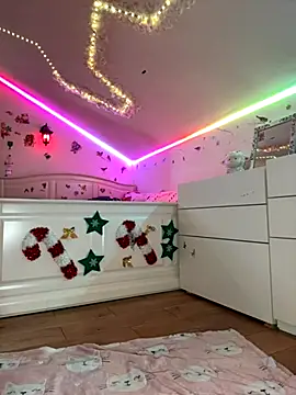 Snapshot of SelenaBee chatting on 4, 12, 2025 SelenaBee online show from 4, 12, 2025