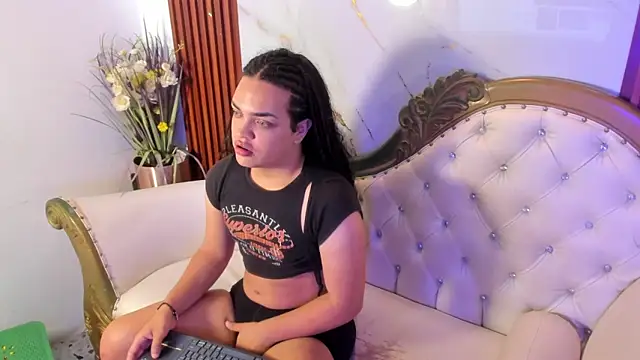 Snapshot of KarineWine chatting on 9, 5, 2026 KarineWine online show from 9, 5, 2026