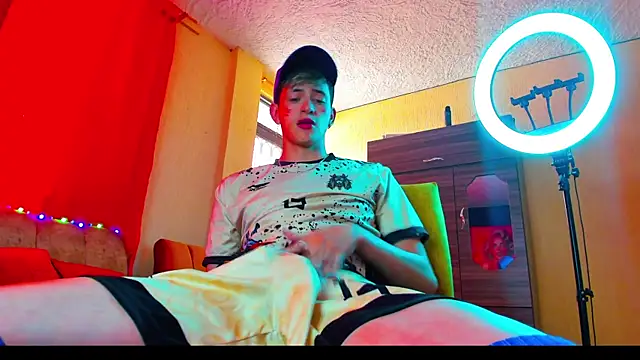 GabyThoms online show from 3, 2, 2025