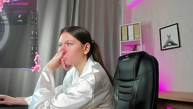 Nicole Charm online show from 5, 3, 2025