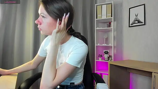 Nicole Charm online show from 5, 3, 2025