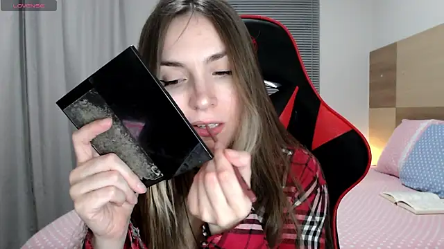 Snapshot of Naughty_Annn chatting on 19, 12, 2025 Naughty Annn online show from 19, 12, 2025