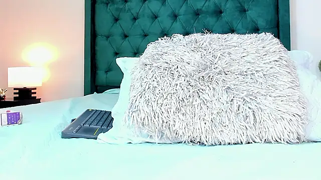 Snapshot of Orianaa_Kade chatting on 5, 12, 2024 Orianaa Kade online show from 5, 12, 2024