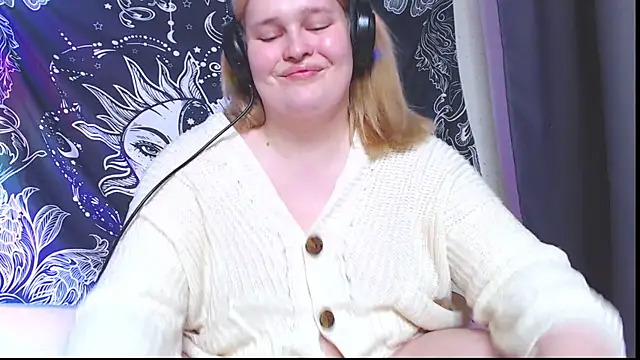 Snapshot of rozzhaos8 chatting on 28, 9, 2025 rozzhaos8 online show from 28, 9, 2025