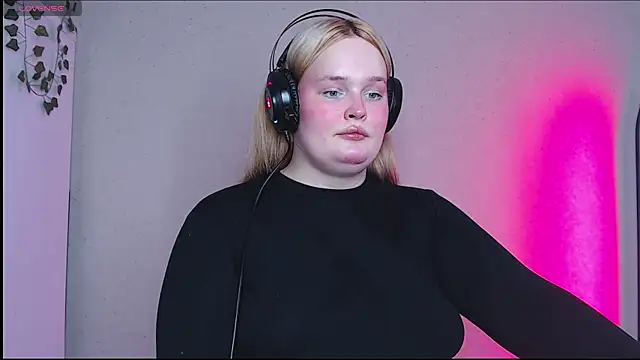 Snapshot of rozzhaos8 chatting on 23, 10, 2025 rozzhaos8 online show from 23, 10, 2025