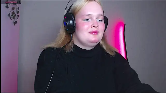 Snapshot of rozzhaos8 chatting on 25, 10, 2025 rozzhaos8 online show from 25, 10, 2025