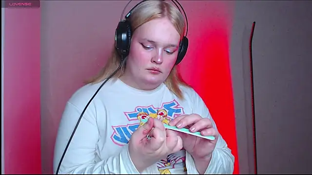 Snapshot of rozzhaos8 chatting on 28, 10, 2025 rozzhaos8 online show from 28, 10, 2025