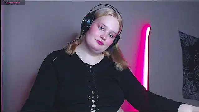 Snapshot of rozzhaos8 chatting on 7, 11, 2025 rozzhaos8 online show from 7, 11, 2025