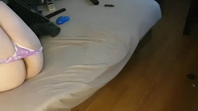 Snapshot of eblata04 chatting on 25, 10, 2025 eblata04 online show from 25, 10, 2025