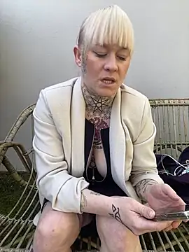 poussichienne online show from 5, 3, 2025