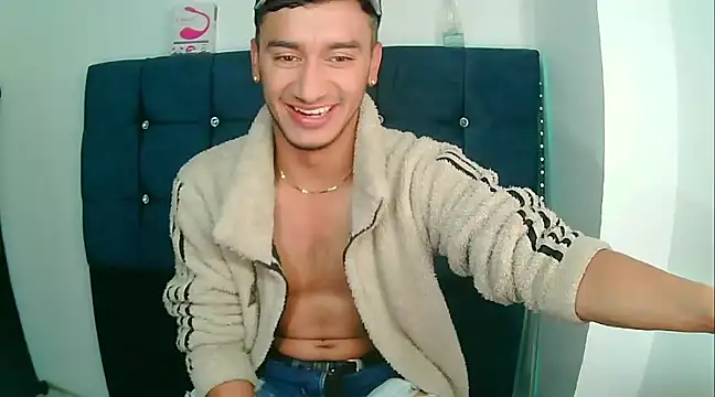 Snapshot of Kevin_Torres chatting on 12, 1, 2025 Kevin Torres online show from 12, 1, 2025