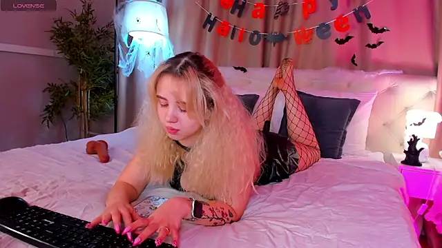 Valerie Woods online show from 2, 11, 2025