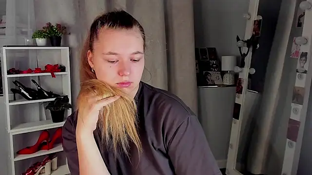 Rebecca Kelly online show from 4, 10, 2025