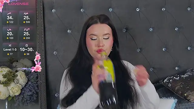 TrishaWinslet online show from 11, 1, 2025