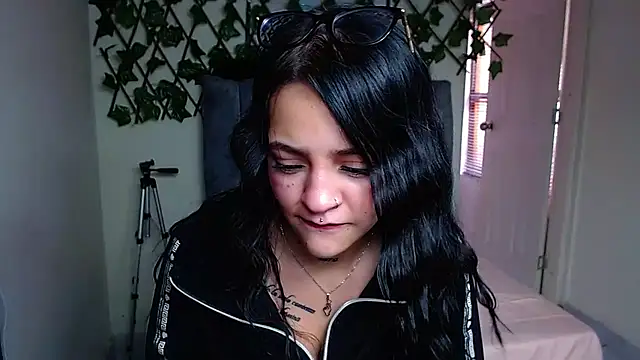 Snapshot of Violettasquirt chatting on 6, 8, 2026 Violettasquirt online show from 6, 8, 2026