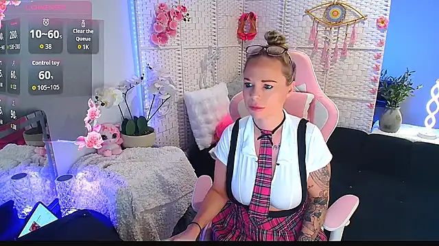 Snapshot of EllieKarrX chatting on 12, 11, 2025 EllieKarrX online show from 12, 11, 2025