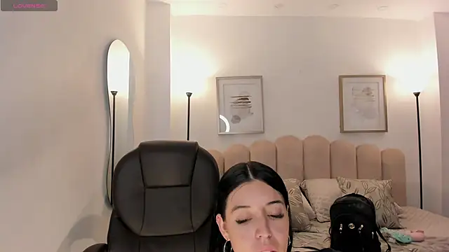 Snapshot of zoee_jackson chatting on 5, 8, 2026 zoee jackson online show from 5, 8, 2026