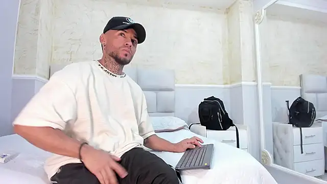 Snapshot of BruceNixon chatting on 14, 2, 2025 BruceNixon online show from 14, 2, 2025