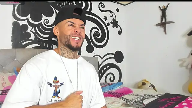 Snapshot of BruceNixon chatting on 8, 10, 2025 BruceNixon online show from 8, 10, 2025